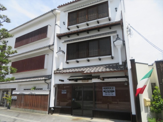 播州赤穂　お城通り沿い　瓦葺の建物　店舗付住宅