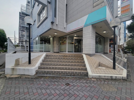 鳴尾　交差点角地ビル　ショールーム　１Ｆ　貸店舗・事務所